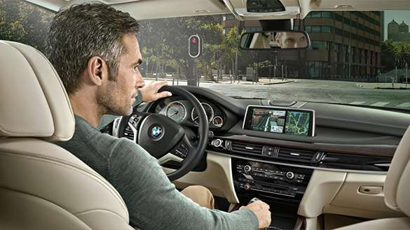 Urządzenie mobilne w samochodzie BMW wykorzystujące technologie Bluetooth i złacza audio USB.