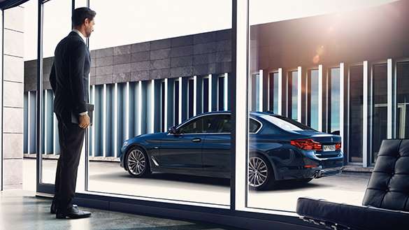 Oferta BMW dla Biznesu. Biznesowy samochód pod okiem biznesmena.