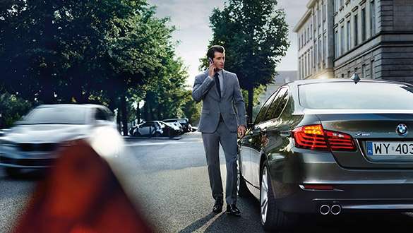 Samochód BMW w mieście z biznesmenem.